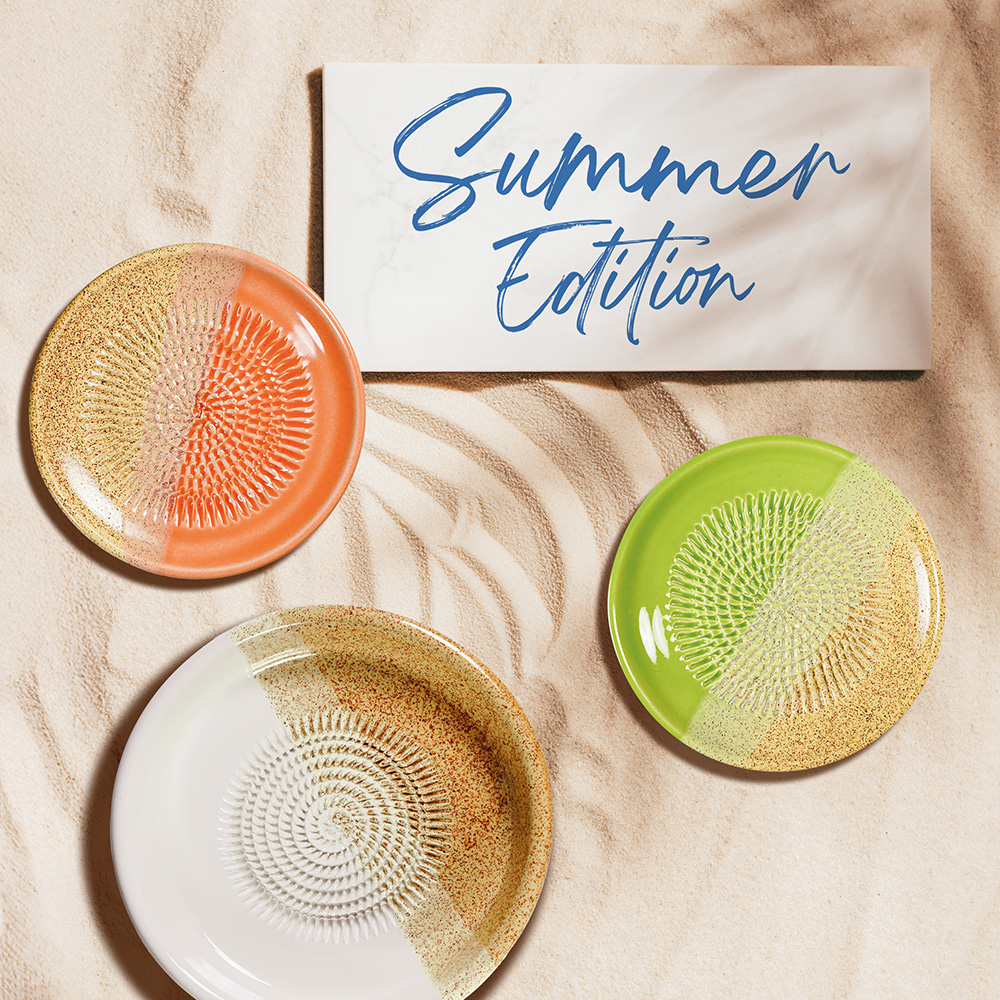 Reiben der neuen Summer-Edition auf Sonnenbeschienenem Sand