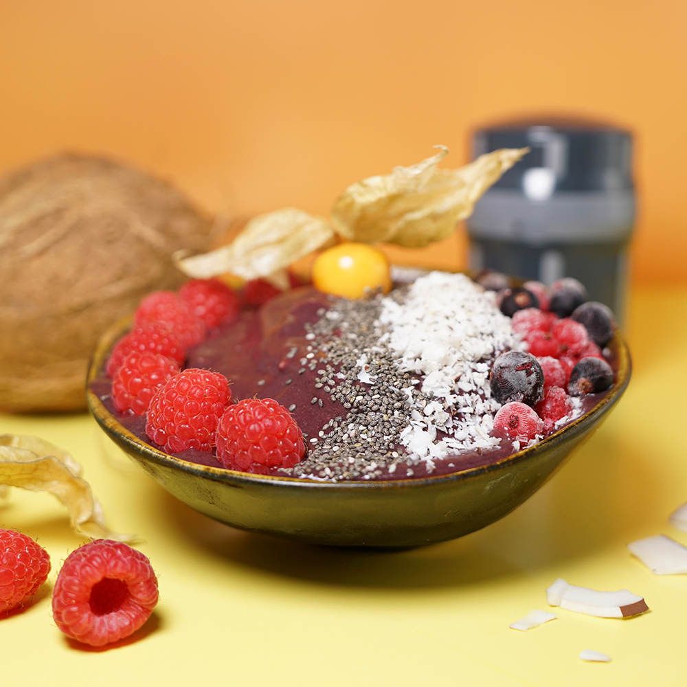 EasyGrater Rezeptbild Açaí-Bowl vor orangefarbenem Hintergrund