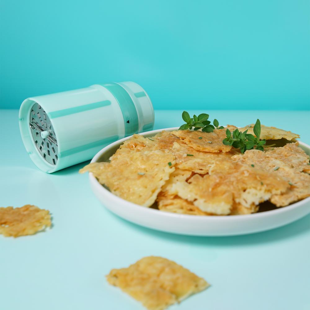 EasyGrater Rezeptbild für Käse Chips vor türkisfarbenem Hintergrund