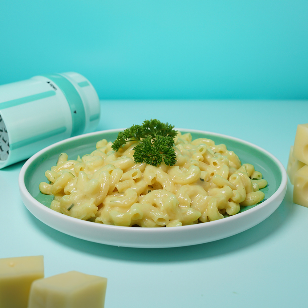 EasyGrater Rezeptbild Mac&Cheese vor türkisfarbenem Hintergrund