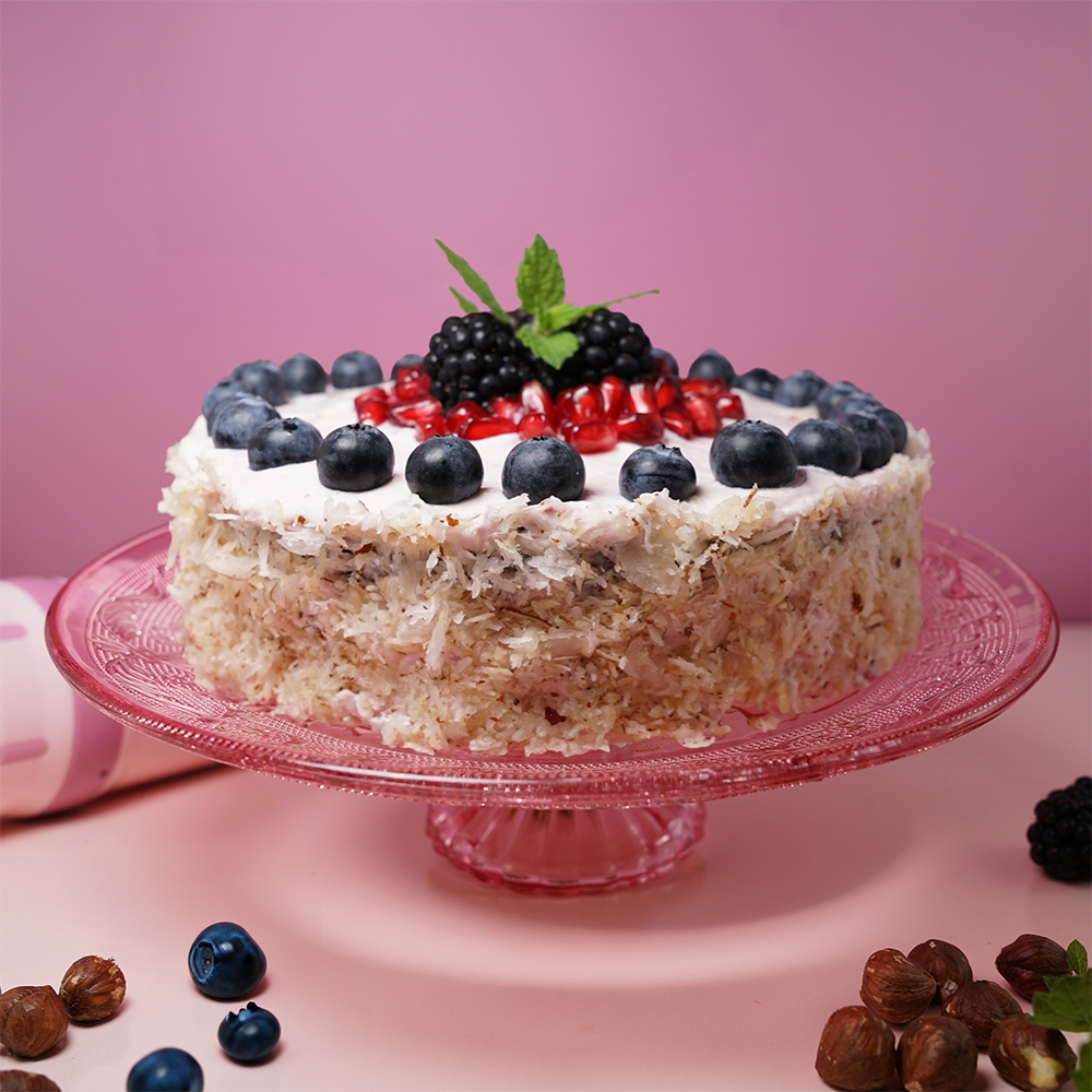 EasyGrater Rezeptbild Beeren Nuss Torte vor rosafarbenem Hintergrund