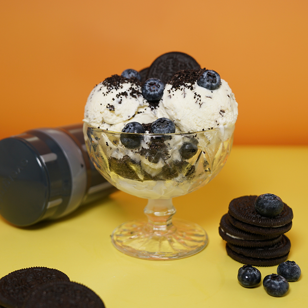 EasyGrater mit Oreo Eisbecher vor orangefarbenem Hintergrund