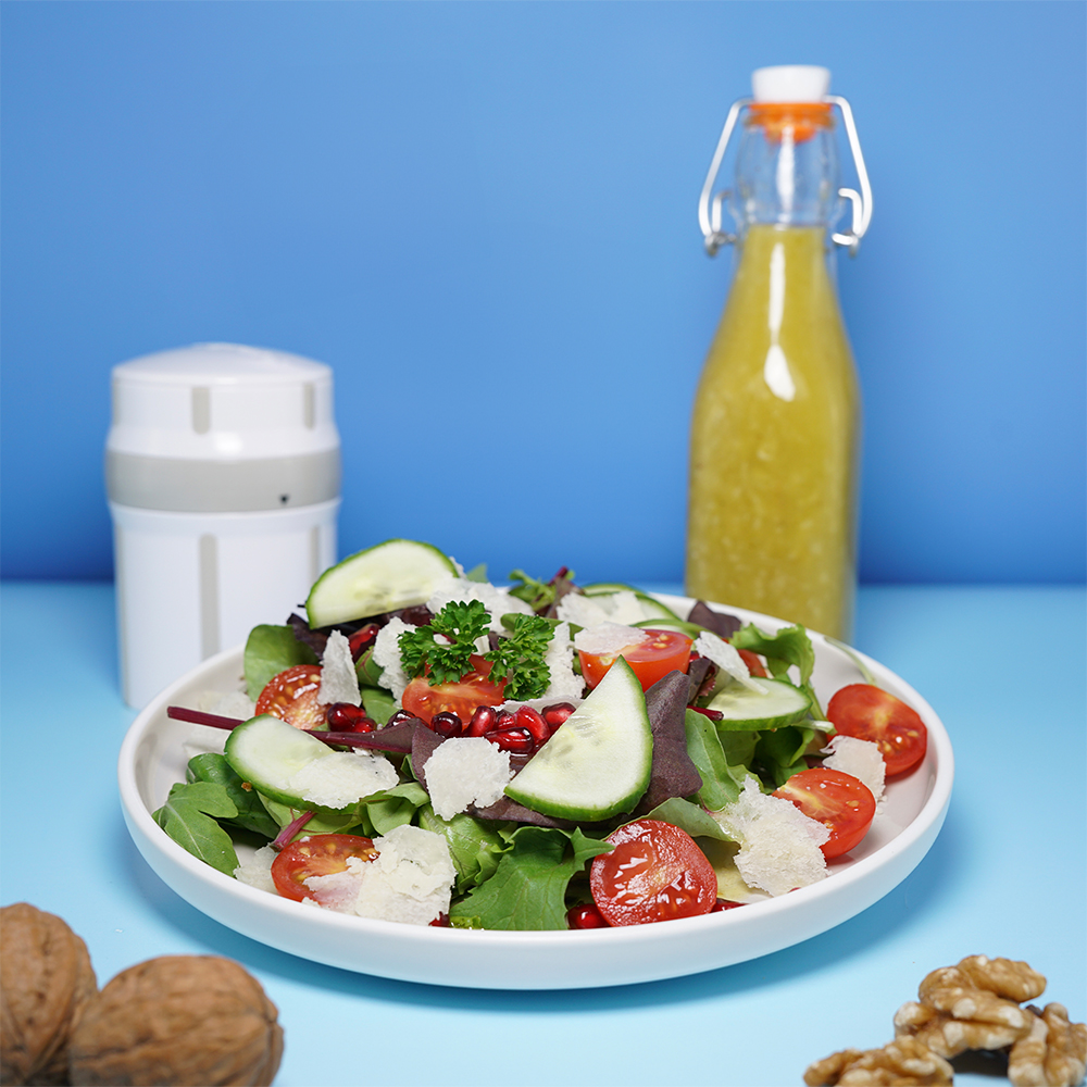 EasyGrater Rezeptbild für Salat mit Walnussdressing vor blauem Hintergrund