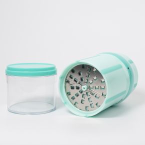 EasyGrater mit Auffangbehälter in türkis und Blick auf Reibeeinsatz