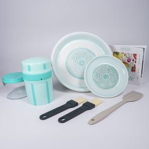 Tellerreibe Mint, Dipschale Mint mit Reinigungspinsel und Rezeptheft sowie EasyGrater in türkis und der Silikonspachtel im Set