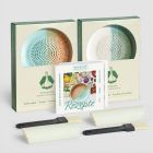 2 Tellerreiben aus der Kollektion Elements in Geschenkboxen mit Rezeptheft, Knoblauchschäler und Reinigungspinsel