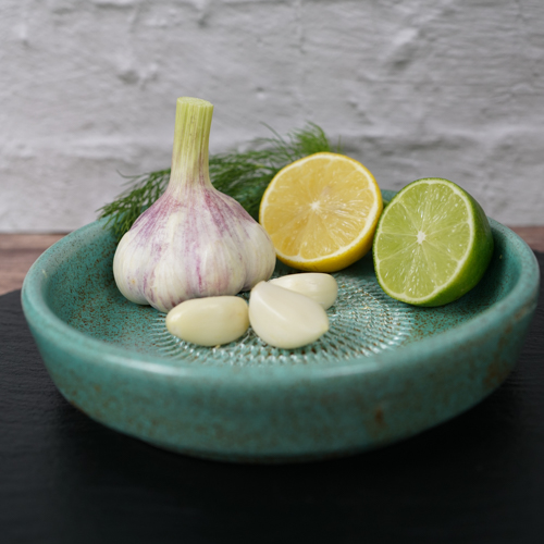 Dipschale mit Knoblauch, Zitrone und Limette