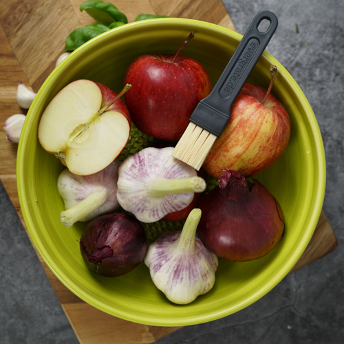 Dipschale mit Reinigungspinsel und Zutaten