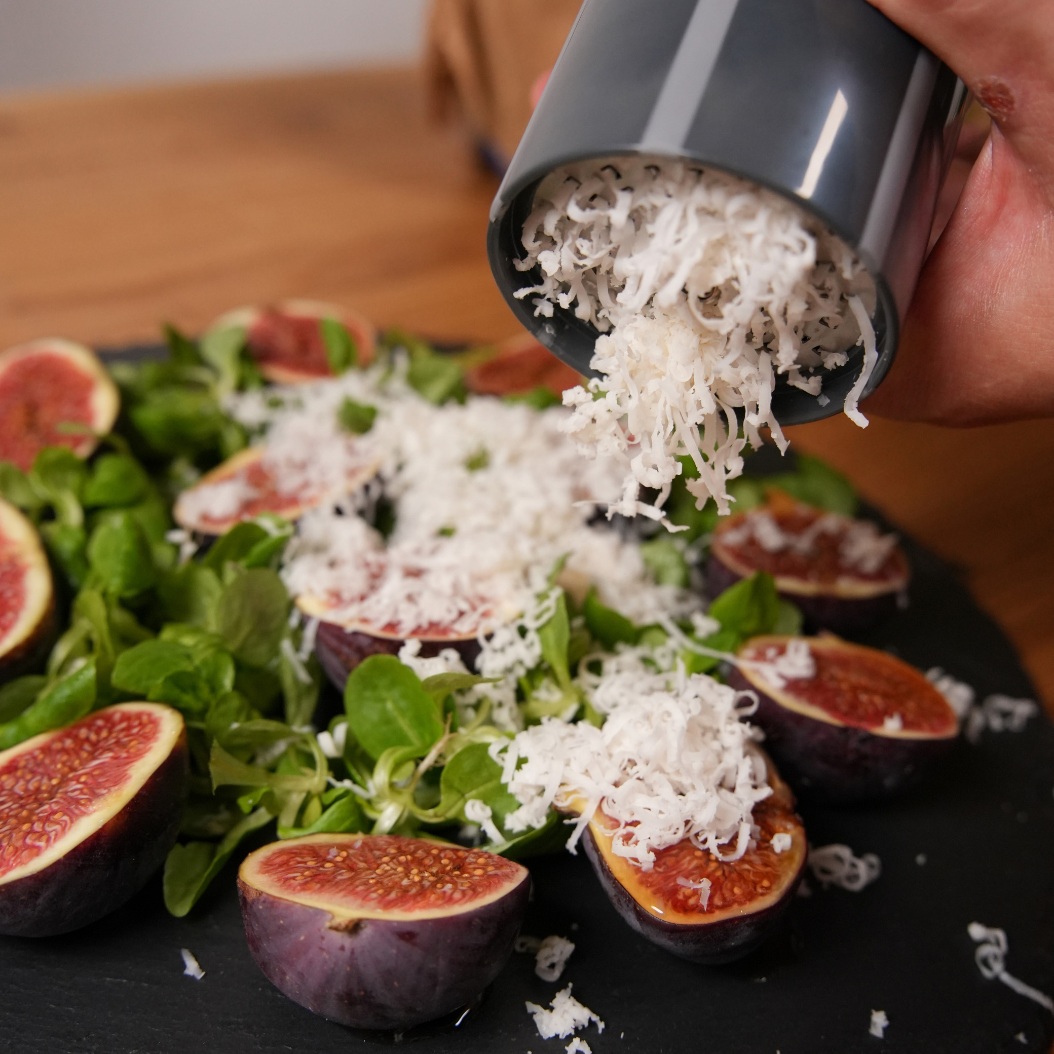 Rezeptbild Grilled Cheese Sandwich EasyGrater Rezeptbild Grilled Cheese Sandwich mit EasyGrater vor orangefarbenem Hintergrund