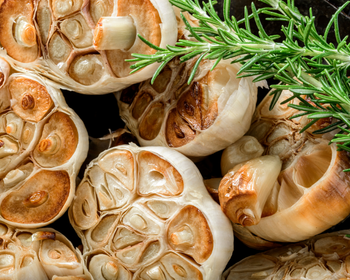 Tellerreibe mit Reinigungspinsel und Zutaten Tellerreibe mit Reinigungspinsel und Zutaten