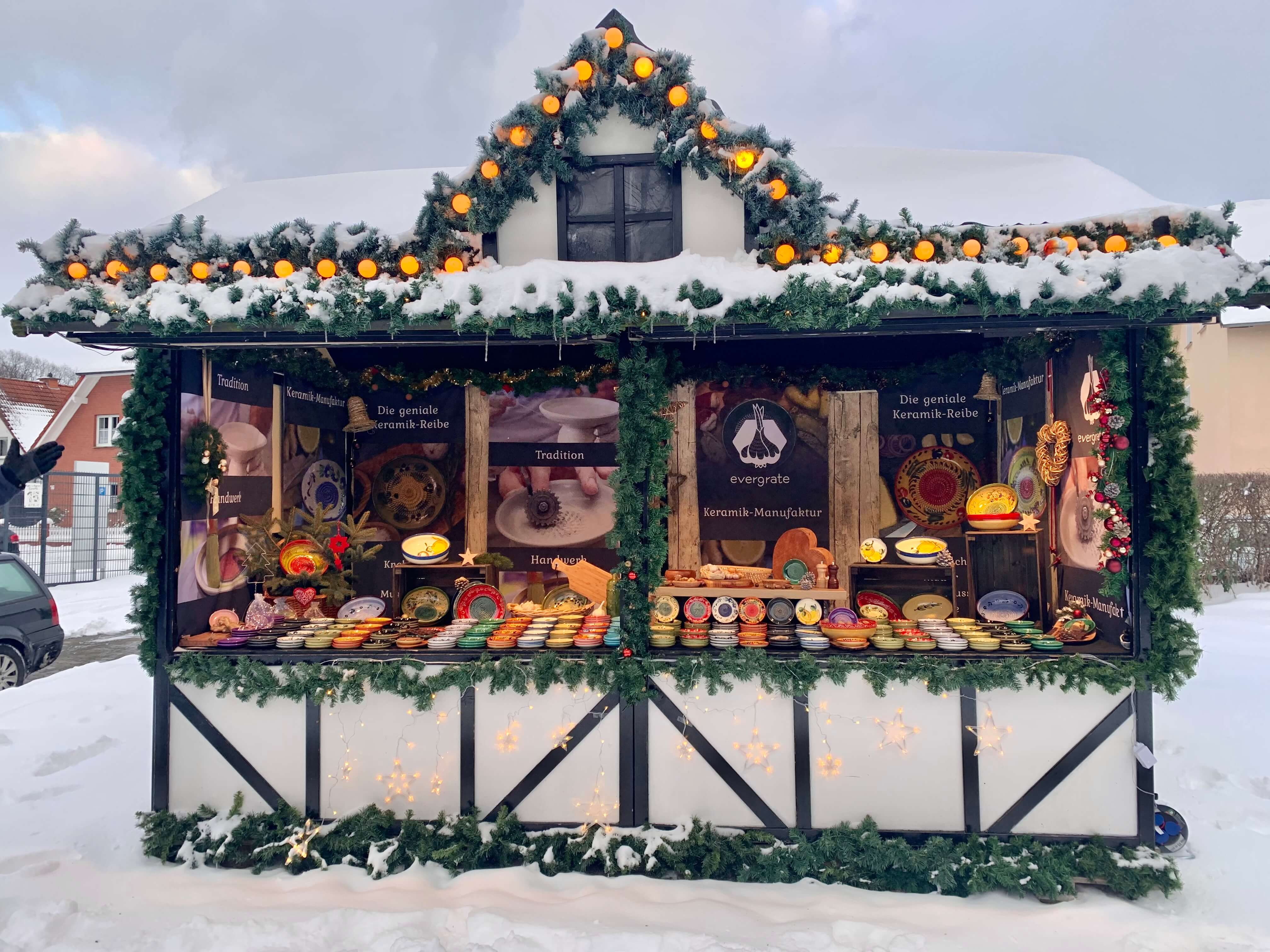 Geschmückter Stand auf einem Weihnachtsmarkt